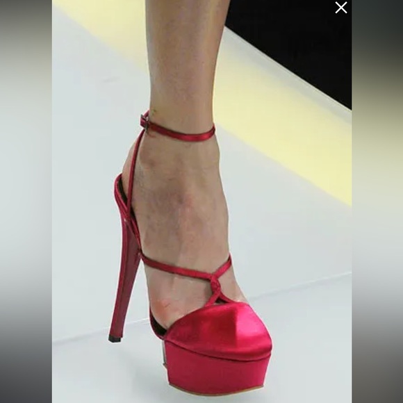 Donatella’s last Versace runway platform heels - Picture 3 of 7